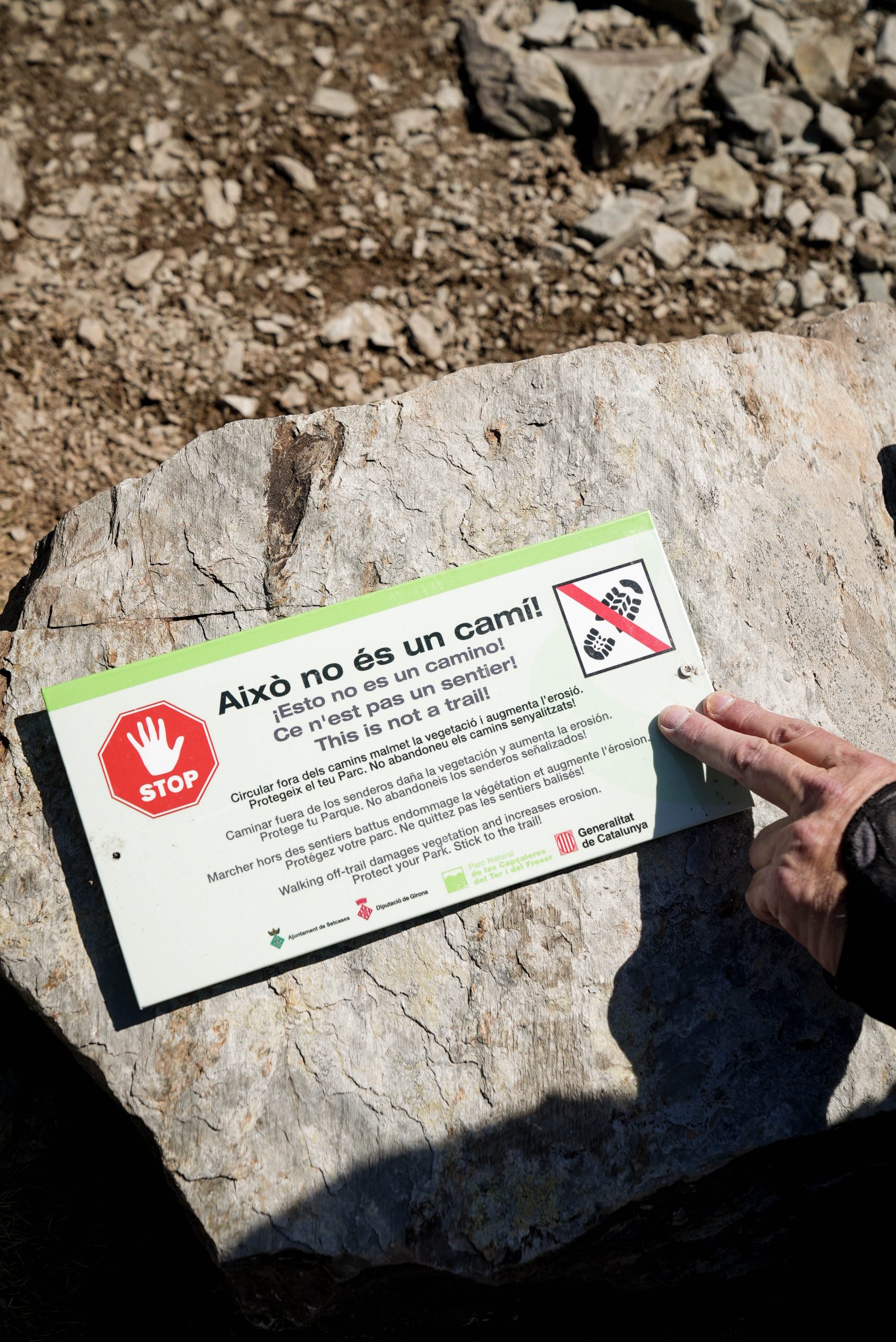 Cartell de drecera tancada al Parc Natural de les Capçaleres del Ter i del Freser
