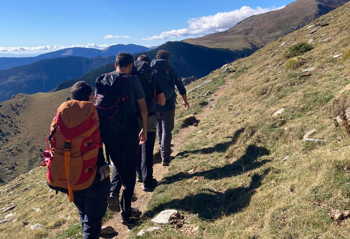 Grup caminant per un camí senyalitzat al Parc Natural de Capçaleres.