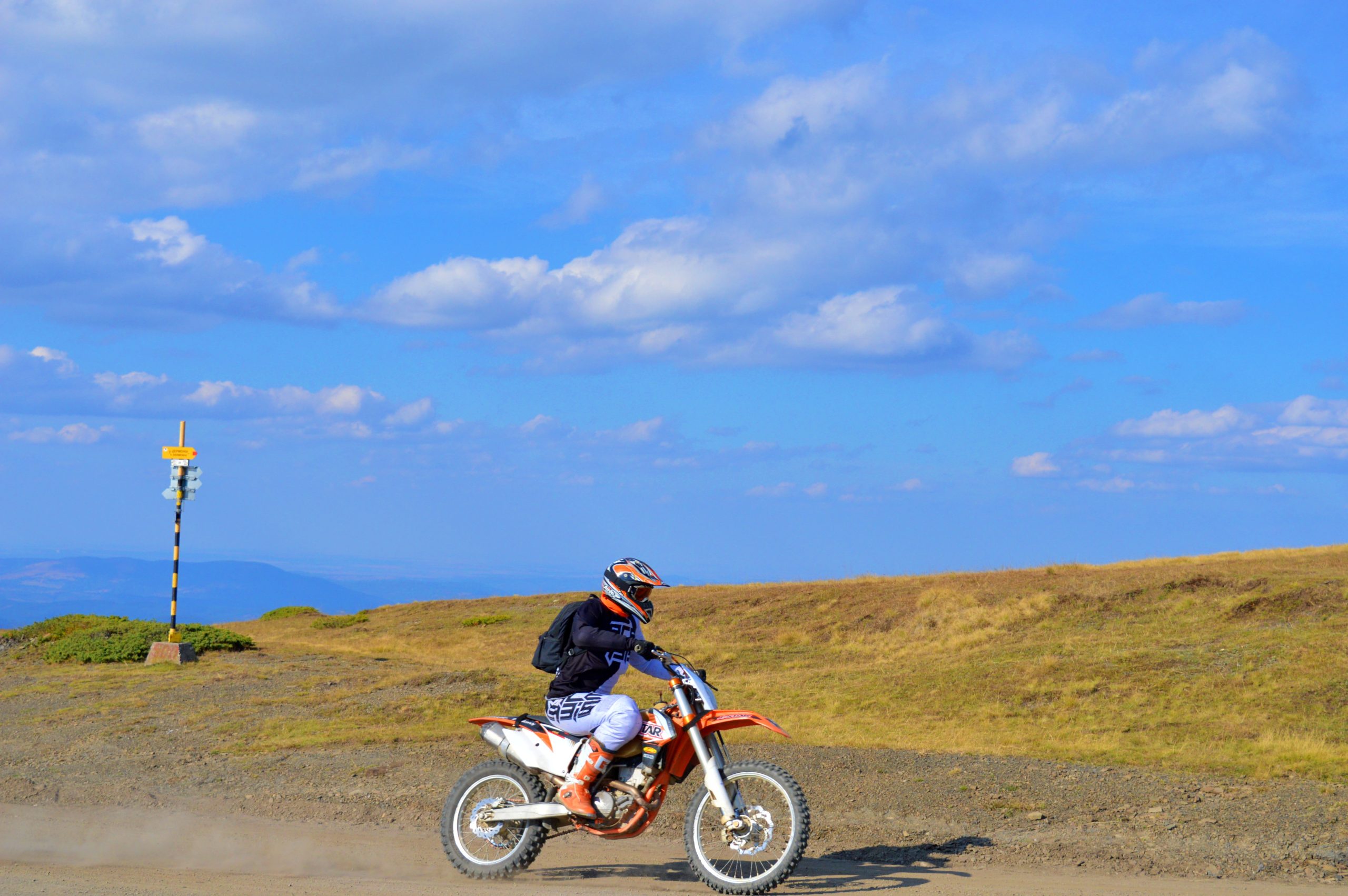 Moto circulant per un espai obert
